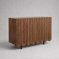 Credenza a 4 ante in legno con frontali scanalati e gambe in acciaio nero, 160 × 40 × 90 cm, noce medio